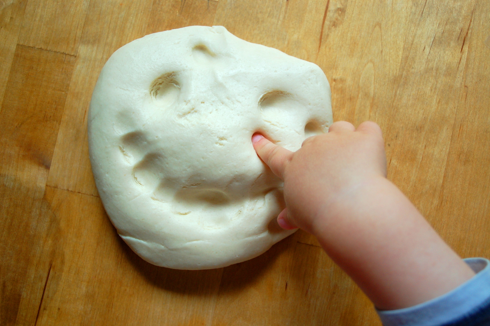 Kinderhand formt Maske Kinderhand formt Maske